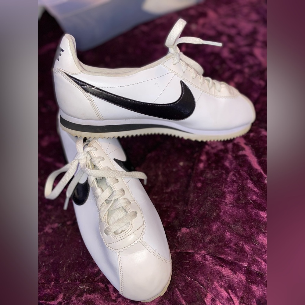 women’s/men’s nike athletic shoe “Swoosh”. size 9.